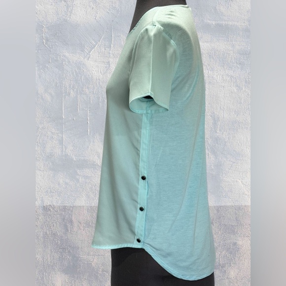 Banana Republic Aqua Short Sleeve Top With Side Buttons Size XS - Picture 2 of 4